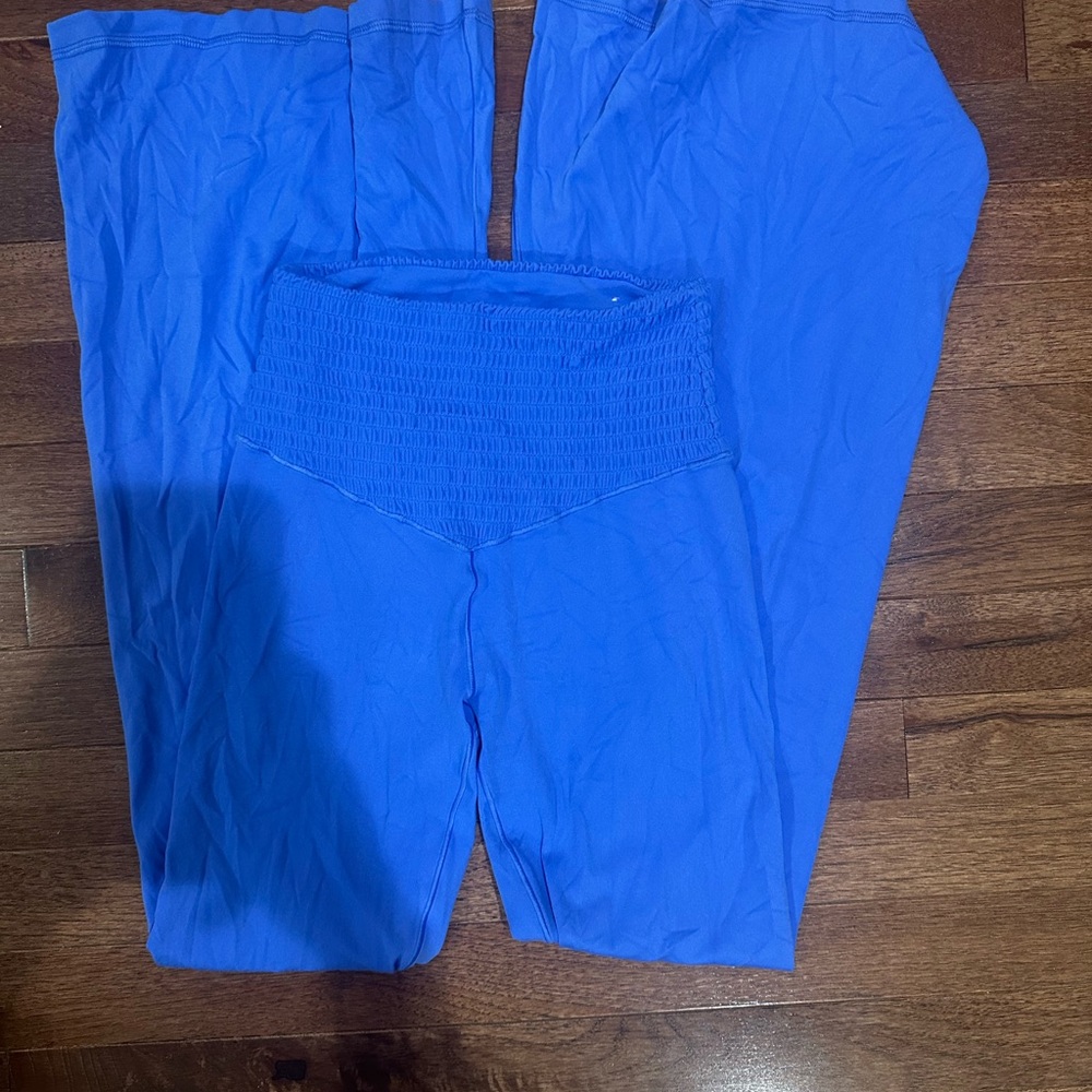 Aerie woman’s  Vibrant Blue leggings flare